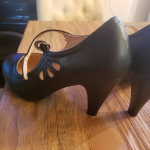 Chase & Chloe Heels  closed toe buckle top.